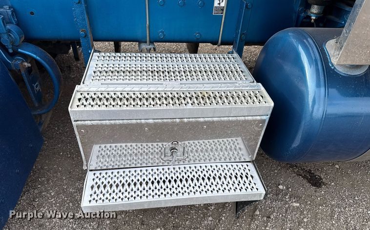 image for item EG5676 2011 Peterbilt 389 semi truck