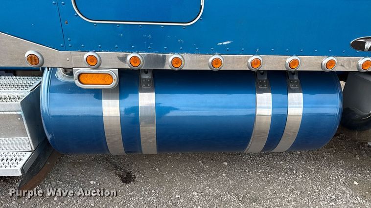 image for item EG5676 2011 Peterbilt 389 semi truck