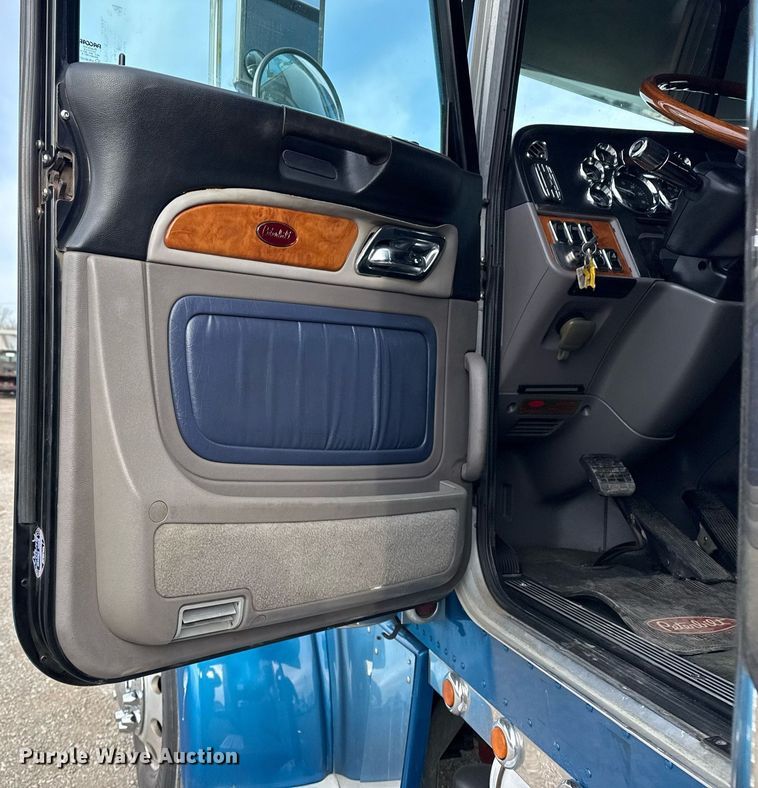 image for item EG5676 2011 Peterbilt 389 semi truck