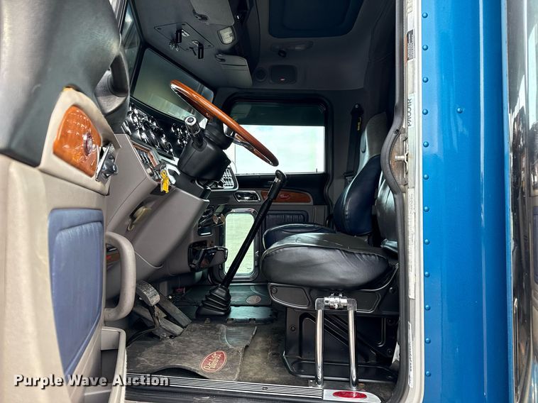 image for item EG5676 2011 Peterbilt 389 semi truck