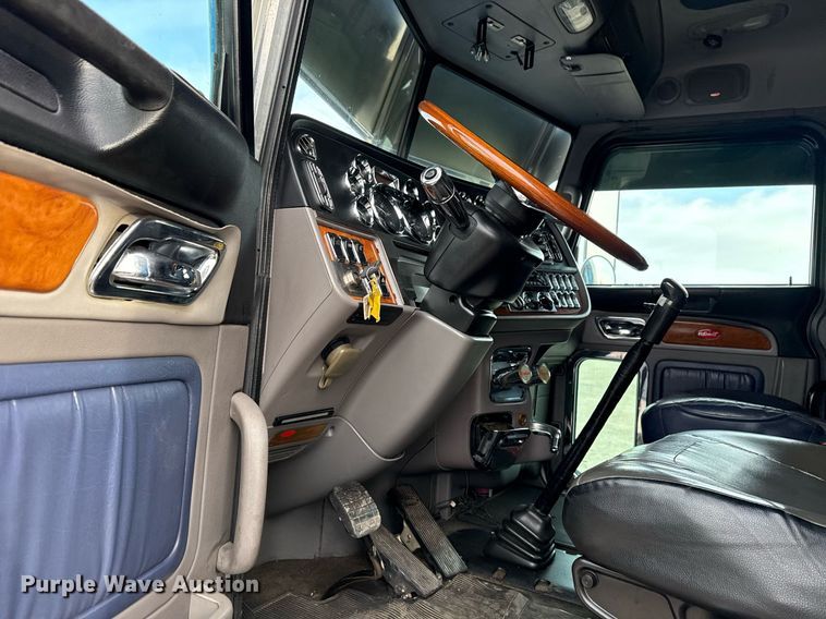 image for item EG5676 2011 Peterbilt 389 semi truck