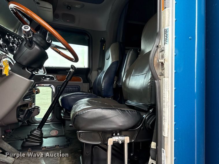 image for item EG5676 2011 Peterbilt 389 semi truck