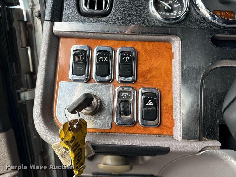 image for item EG5676 2011 Peterbilt 389 semi truck