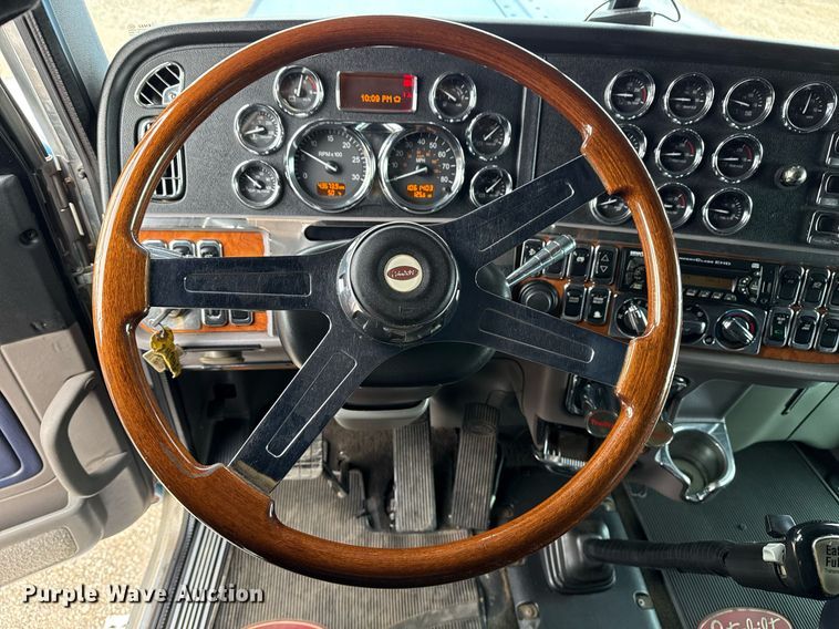image for item EG5676 2011 Peterbilt 389 semi truck