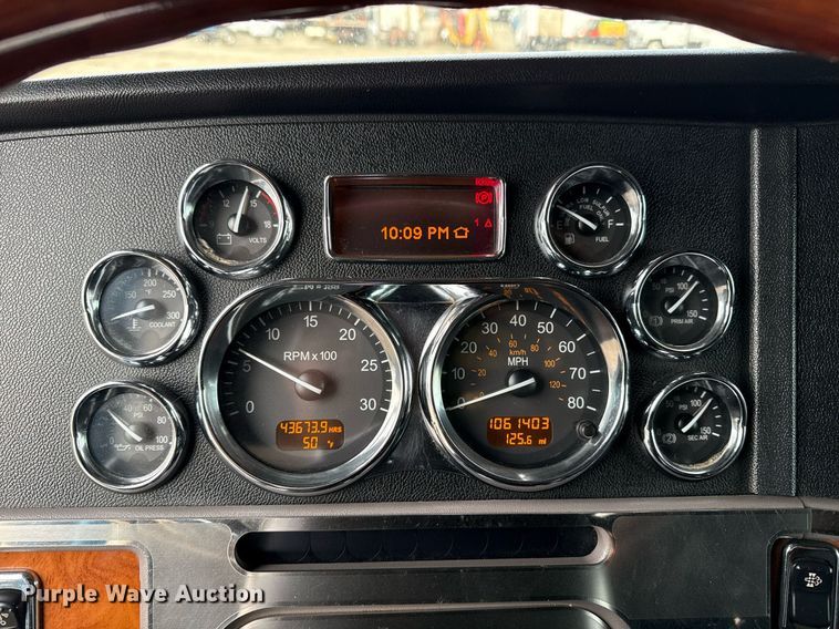 image for item EG5676 2011 Peterbilt 389 semi truck