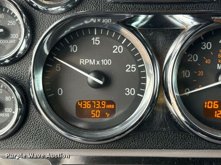 image for item EG5676 2011 Peterbilt 389 semi truck