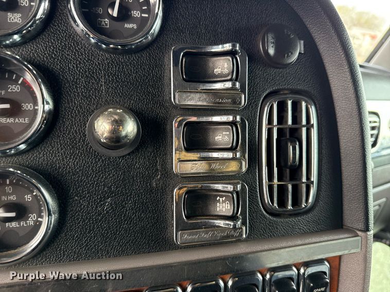 image for item EG5676 2011 Peterbilt 389 semi truck