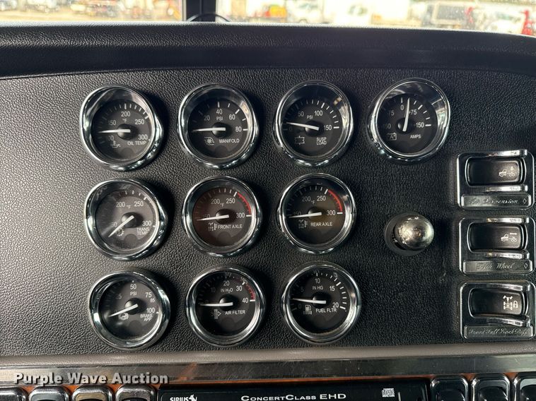 image for item EG5676 2011 Peterbilt 389 semi truck