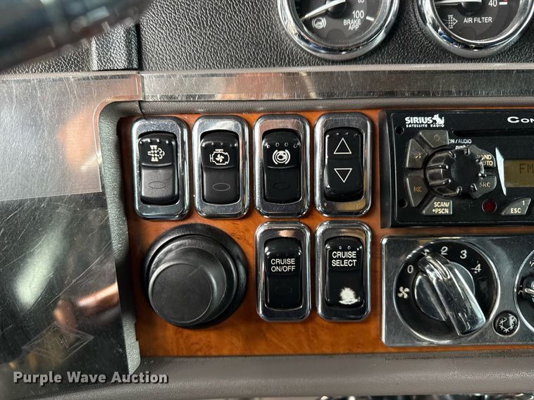 image for item EG5676 2011 Peterbilt 389 semi truck