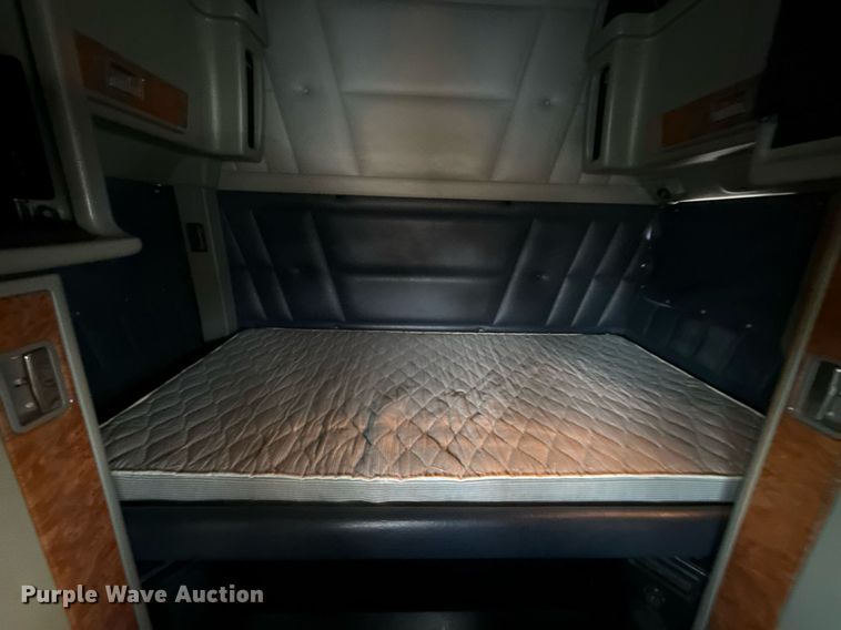 image for item EG5676 2011 Peterbilt 389 semi truck