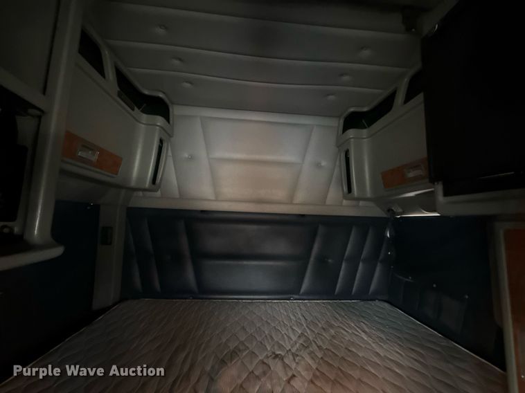 image for item EG5676 2011 Peterbilt 389 semi truck