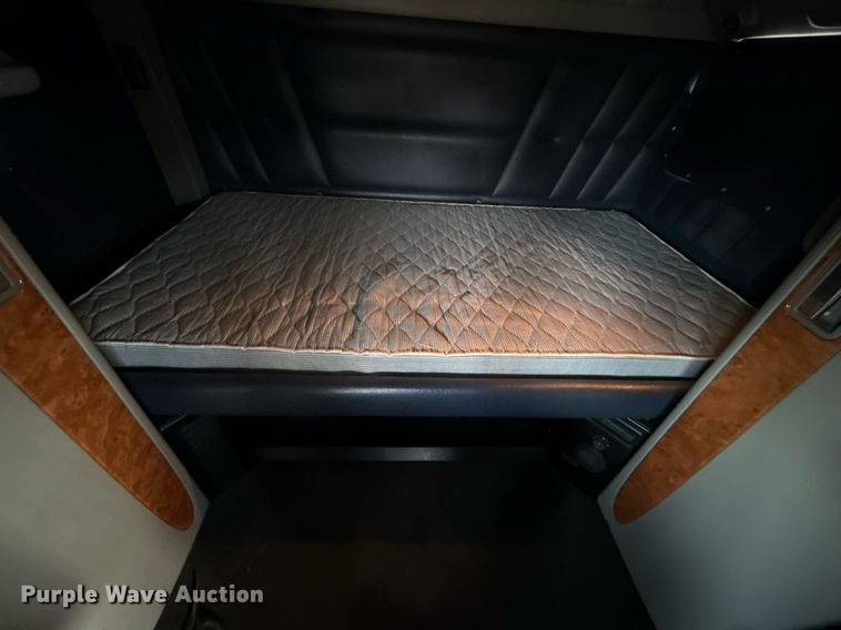 image for item EG5676 2011 Peterbilt 389 semi truck