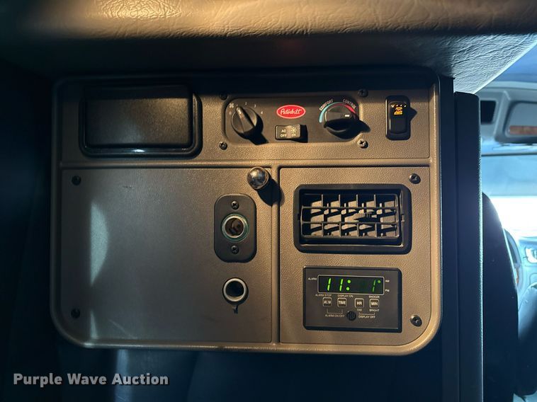 image for item EG5676 2011 Peterbilt 389 semi truck