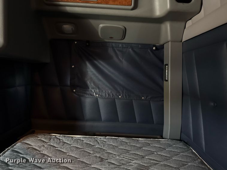 image for item EG5676 2011 Peterbilt 389 semi truck