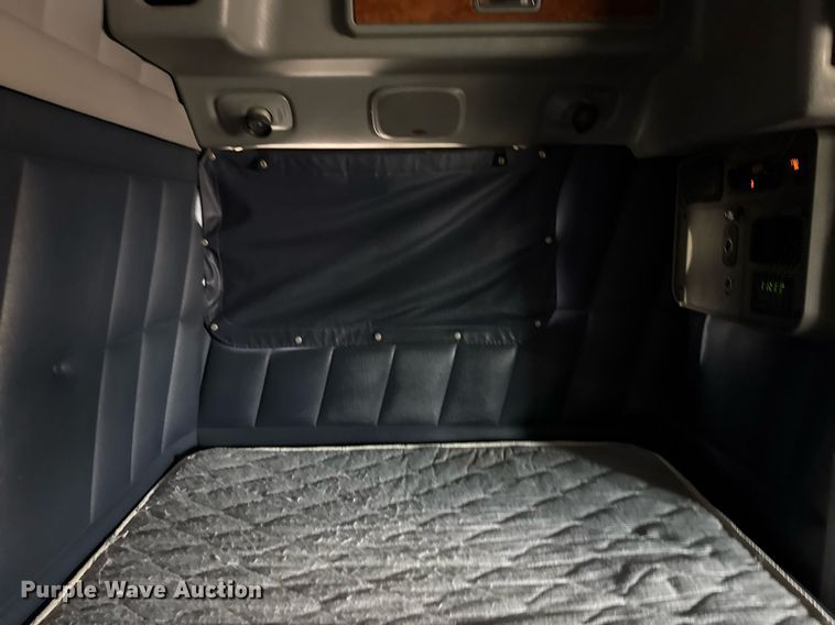 image for item EG5676 2011 Peterbilt 389 semi truck