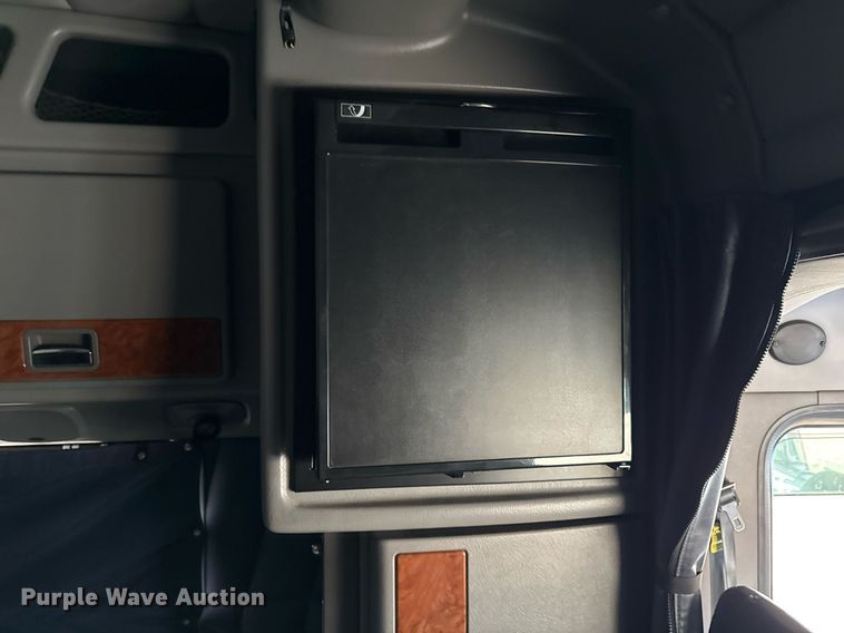 image for item EG5676 2011 Peterbilt 389 semi truck