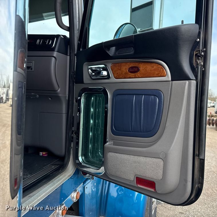 image for item EG5676 2011 Peterbilt 389 semi truck