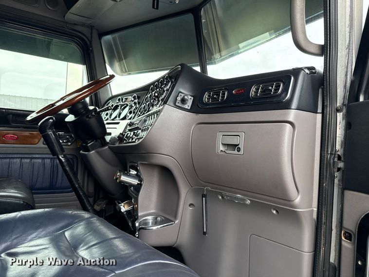 image for item EG5676 2011 Peterbilt 389 semi truck