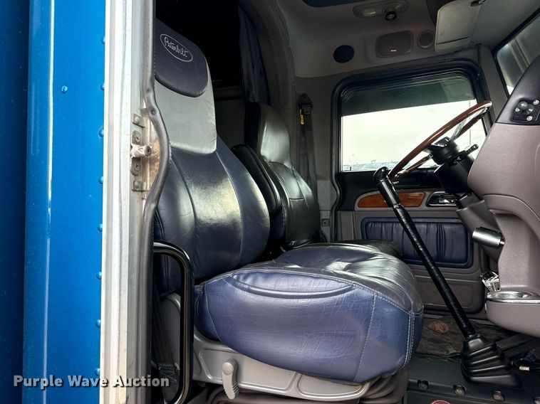 image for item EG5676 2011 Peterbilt 389 semi truck
