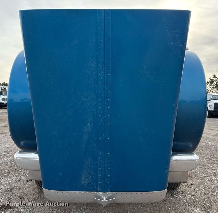 image for item EG5676 2011 Peterbilt 389 semi truck