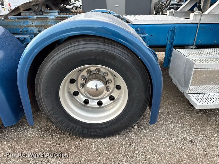 image for item EG5676 2011 Peterbilt 389 semi truck