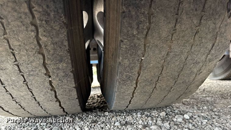 image for item EG5676 2011 Peterbilt 389 semi truck