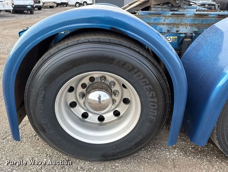 image for item EG5676 2011 Peterbilt 389 semi truck