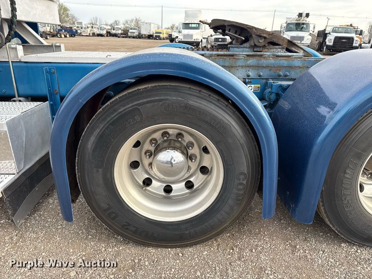 image for item EG5676 2011 Peterbilt 389 semi truck