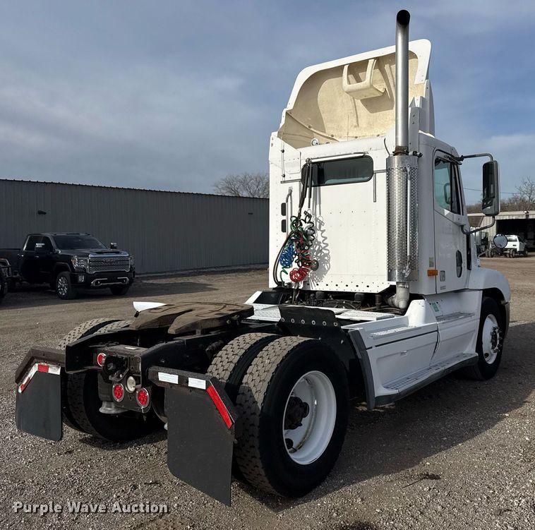 image for item EG5677 2002 Freightliner Century Class semi truck