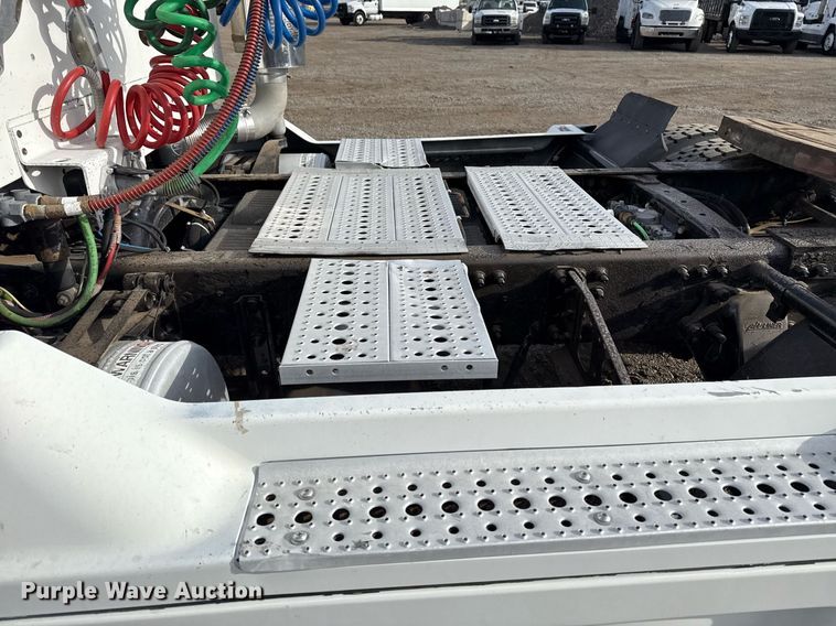 image for item EG5677 2002 Freightliner Century Class semi truck