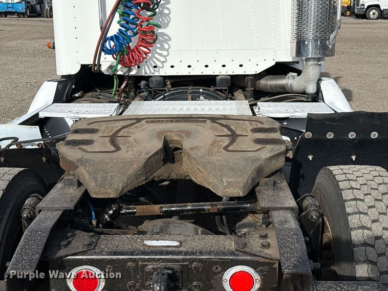 image for item EG5677 2002 Freightliner Century Class semi truck