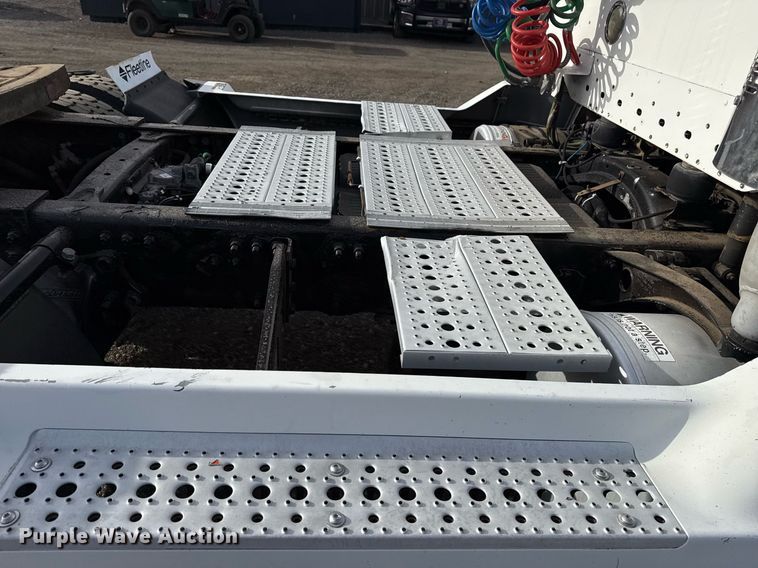 image for item EG5677 2002 Freightliner Century Class semi truck