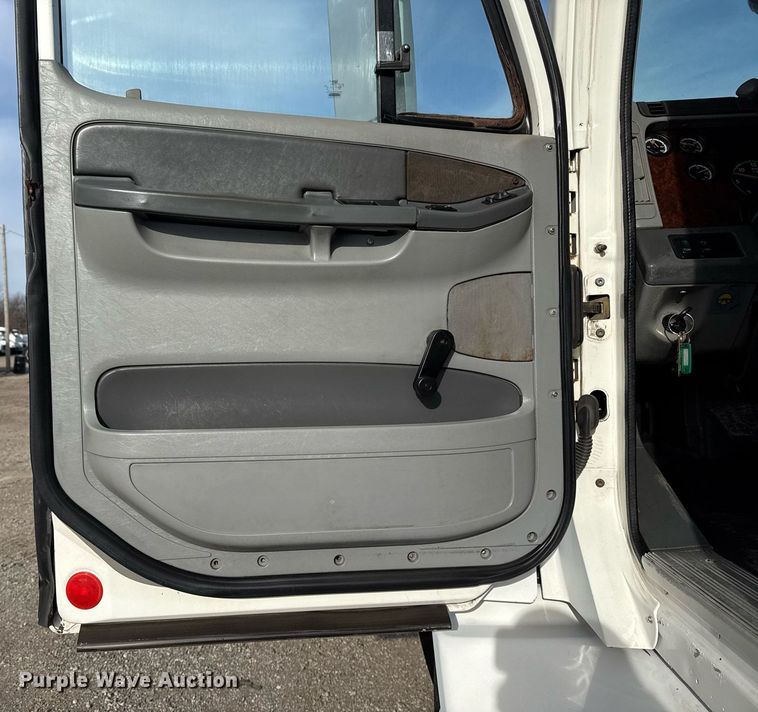 image for item EG5677 2002 Freightliner Century Class semi truck