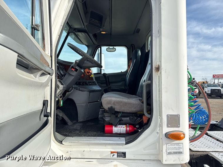 image for item EG5677 2002 Freightliner Century Class semi truck