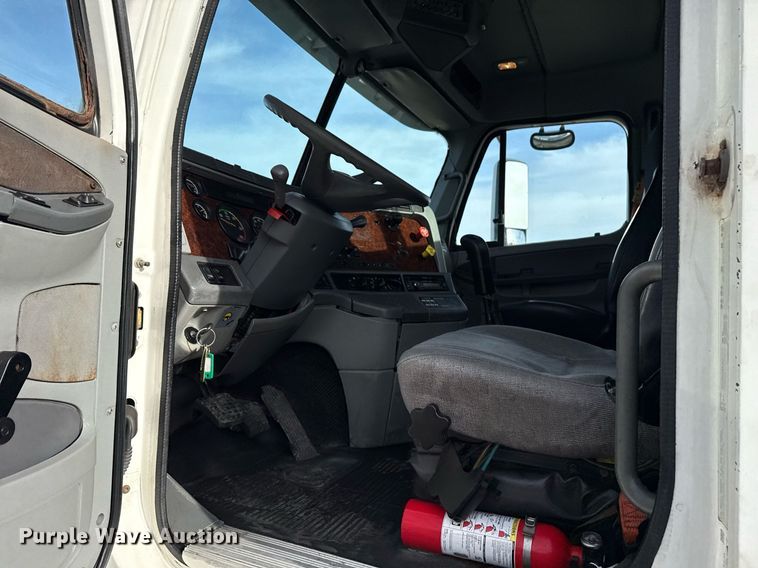 image for item EG5677 2002 Freightliner Century Class semi truck