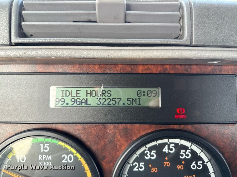 image for item EG5677 2002 Freightliner Century Class semi truck