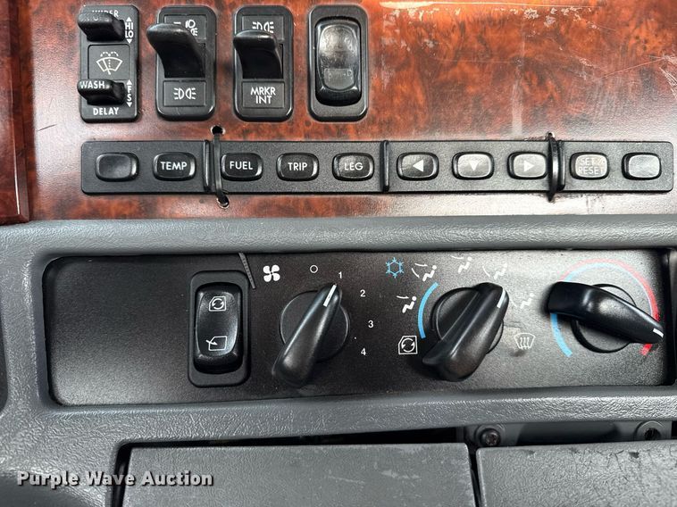 image for item EG5677 2002 Freightliner Century Class semi truck