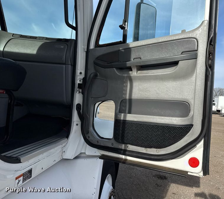 image for item EG5677 2002 Freightliner Century Class semi truck