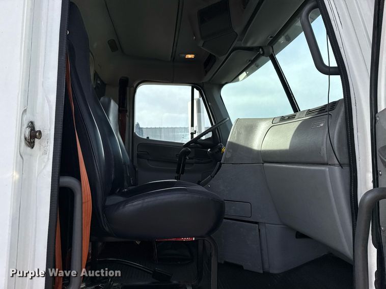 image for item EG5677 2002 Freightliner Century Class semi truck