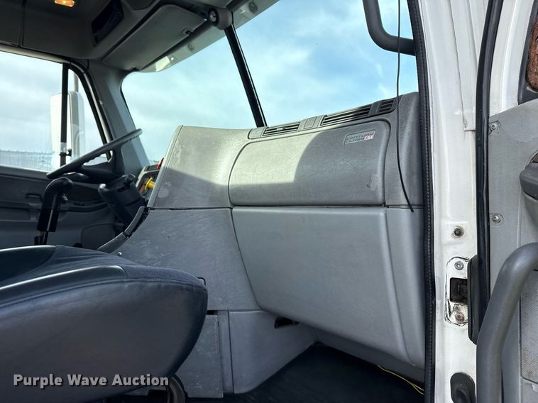 image for item EG5677 2002 Freightliner Century Class semi truck