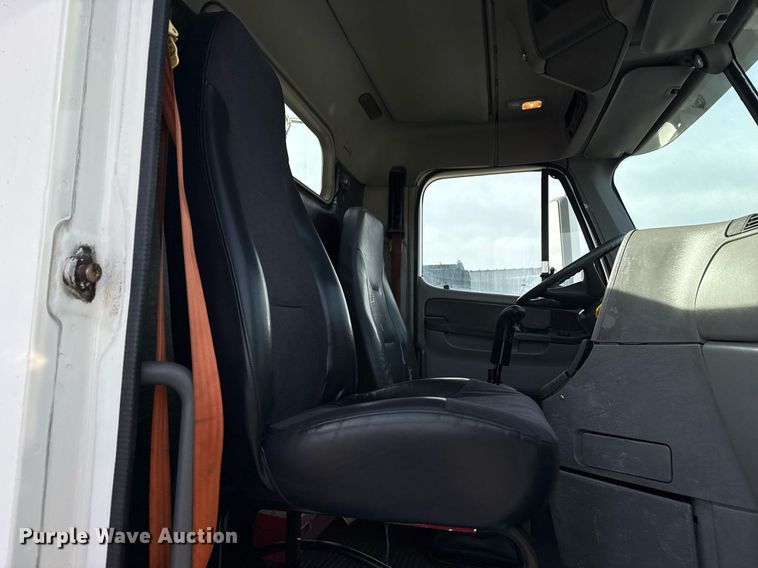 image for item EG5677 2002 Freightliner Century Class semi truck