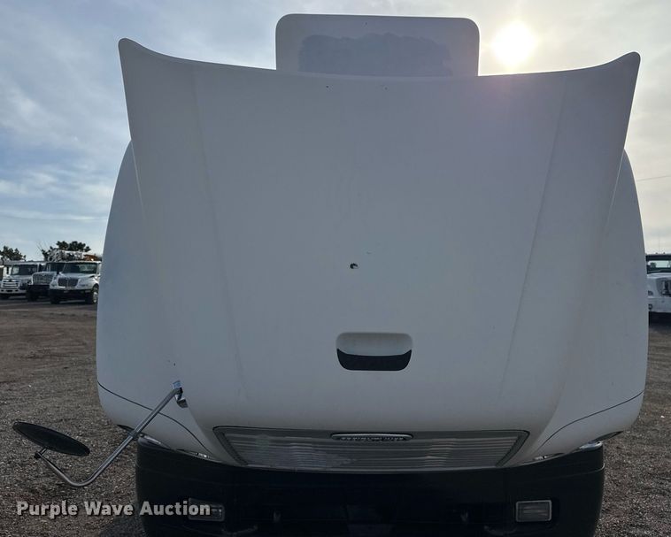 image for item EG5677 2002 Freightliner Century Class semi truck