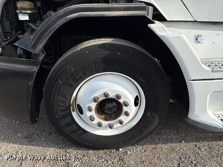 image for item EG5677 2002 Freightliner Century Class semi truck