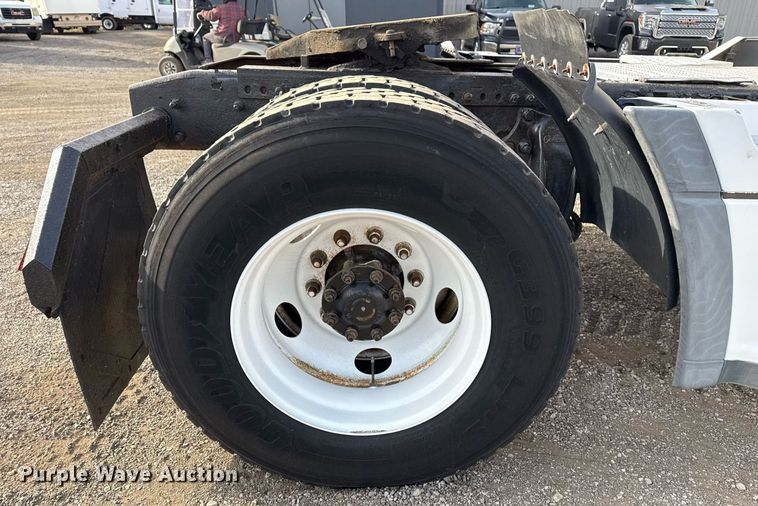 image for item EG5677 2002 Freightliner Century Class semi truck