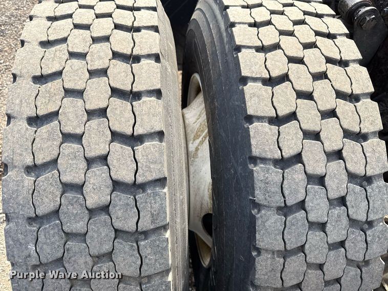 image for item EG5677 2002 Freightliner Century Class semi truck