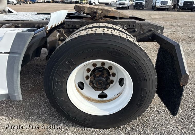 image for item EG5677 2002 Freightliner Century Class semi truck