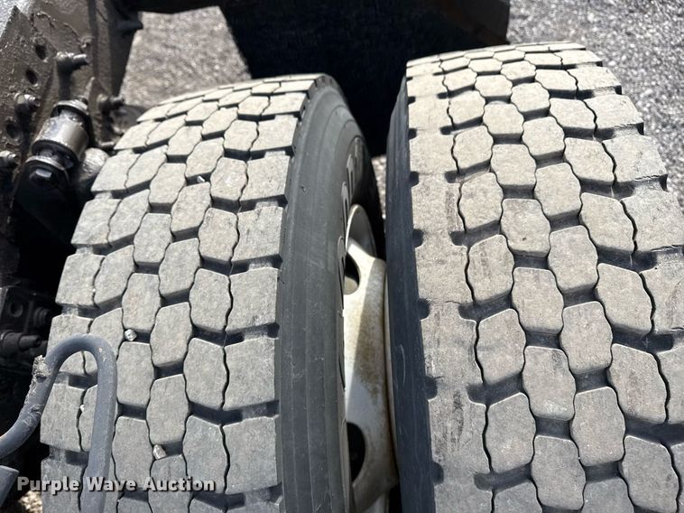 image for item EG5677 2002 Freightliner Century Class semi truck