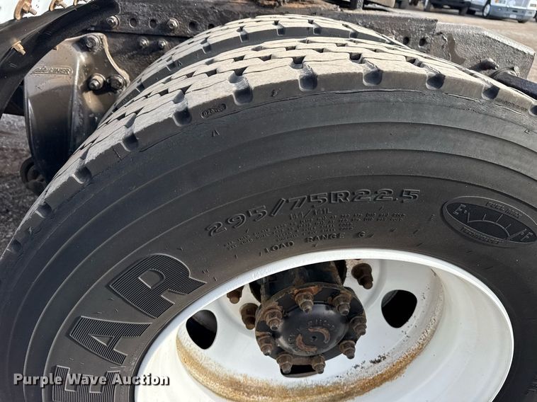 image for item EG5677 2002 Freightliner Century Class semi truck