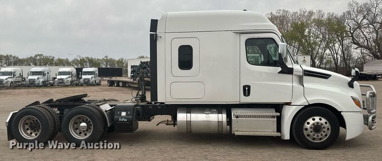 image for item EG6281 2020 Freightliner Cascadia 126 semi truck