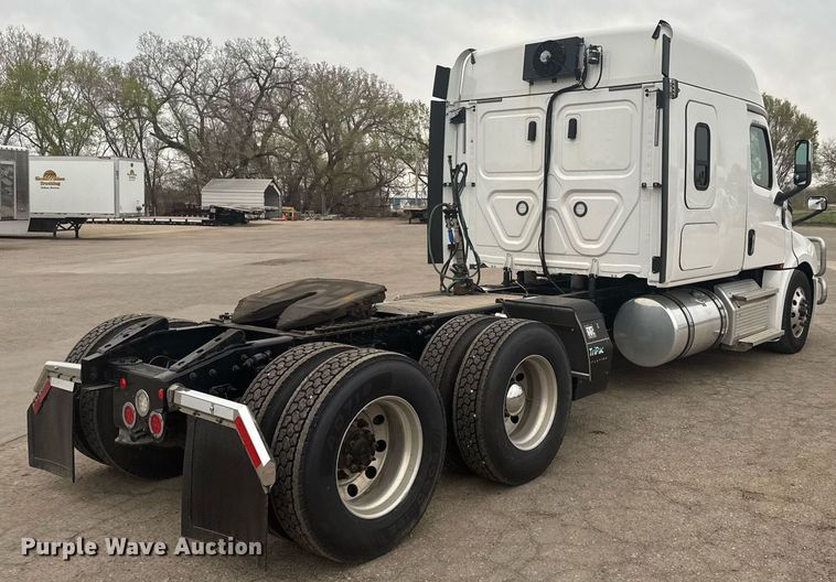 image for item EG6281 2020 Freightliner Cascadia 126 semi truck